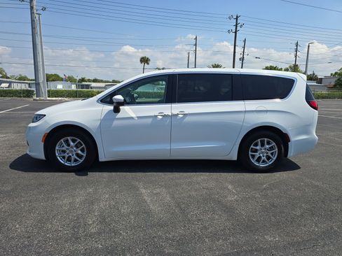 Used 2023 Chrysler Pacifica Touring-L image 6