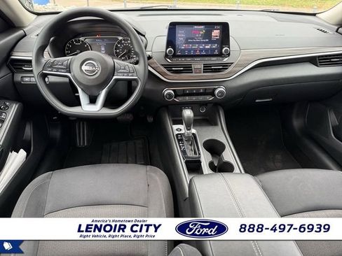 Used 2025 Nissan Altima 2.5 SV FWD image 14