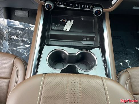 Used 2025 Chevrolet Suburban High Country AWD/4WD image 30