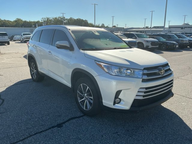 Used 2019 Toyota Highlander XLE FWD image 1