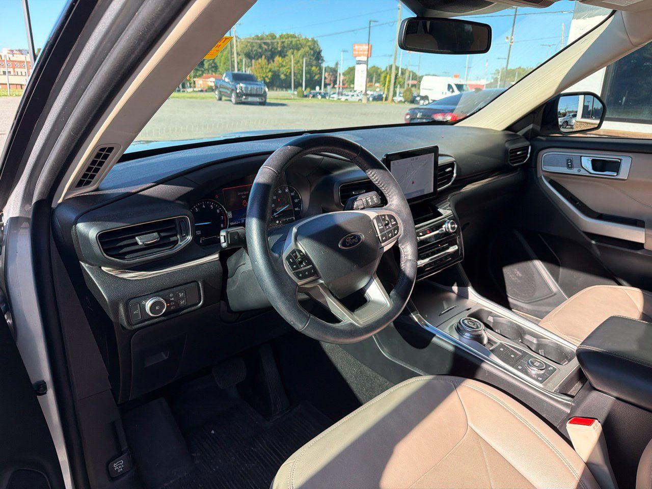 Used 2022 Ford Explorer Limited w/ Equipment Group 301A AWD/4WD image 4