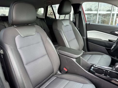 Used 2025 Chevrolet Trax LT w/ LT Convenience Package image 11