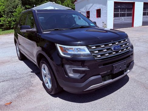 Used 2017 Ford Explorer XLT w/ Equipment Group 202A AWD/4WD image 4