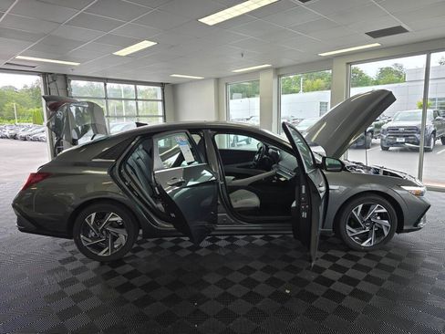 New 2026 Hyundai Elantra Limited FWD image 14