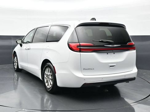 Used 2024 Chrysler Pacifica Touring-L FWD image 8