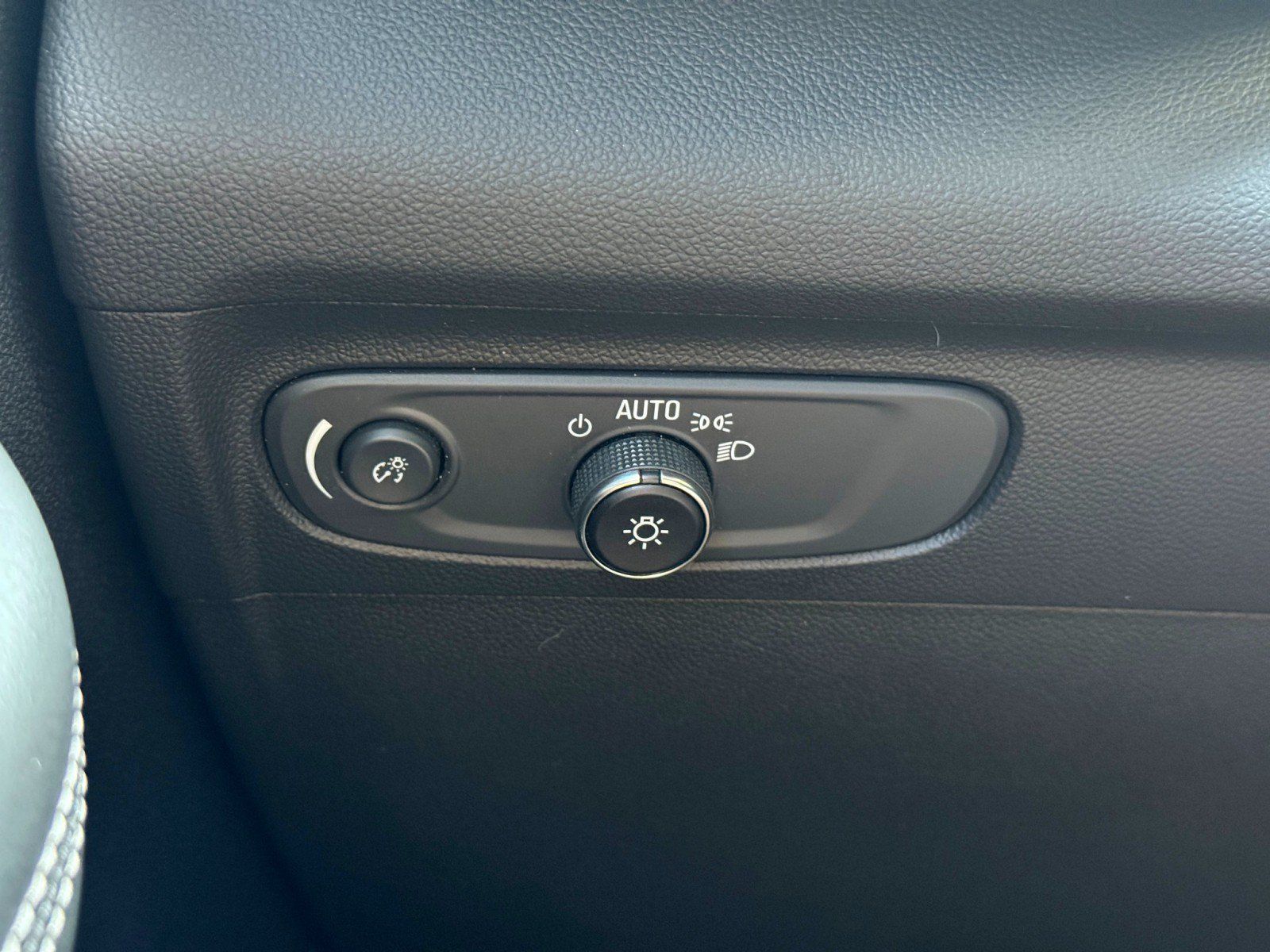 Used 2022 Buick Envision Essence w/ Sport Touring Package FWD image 18
