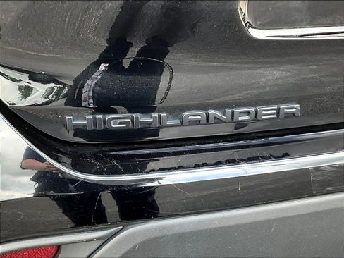 Used 2023 Toyota Highlander XLE AWD/4WD image 24