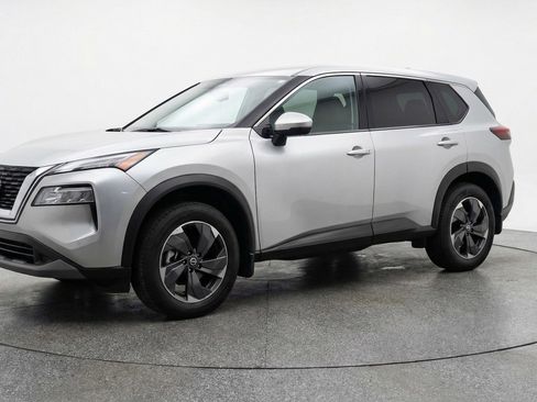 Used 2025 Nissan Rogue SV AWD/4WD image 3