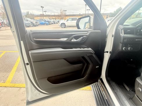 Used 2022 GMC Yukon XL Denali image 12