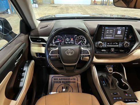 Used 2022 Toyota Highlander XLE AWD/4WD image 26