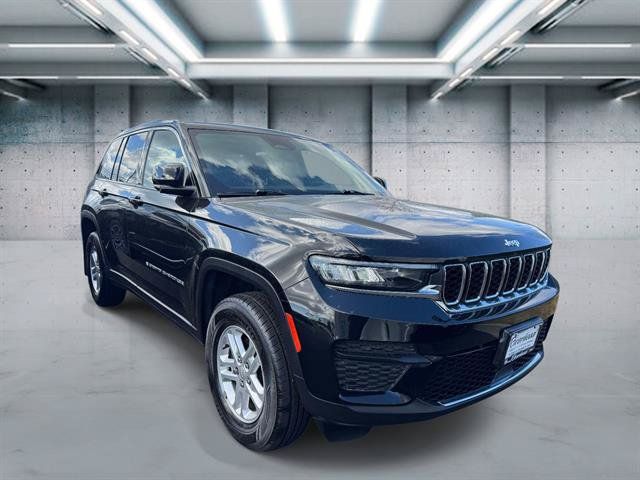 Used 2023 Jeep Grand Cherokee Laredo w/ Luxury Tech Group I AWD/4WD image 3