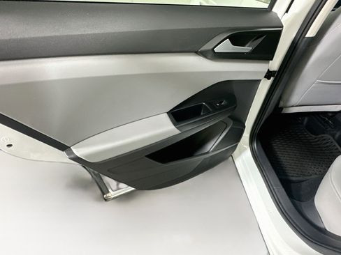 Used 2022 Volkswagen Taos SE w/ Panoramic Sunroof Package FWD image 26