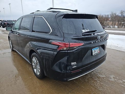 Used 2024 Toyota Sienna Platinum image 9