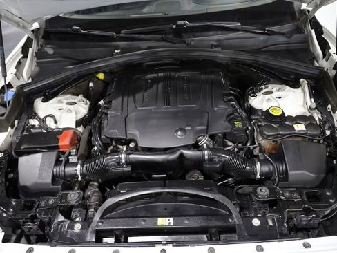 Used 2017 Jaguar F-PACE Premium image 29