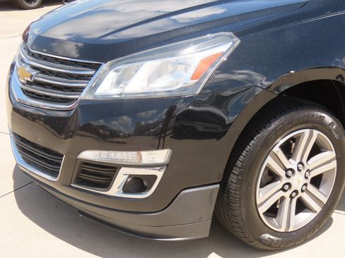 Used 2017 Chevrolet Traverse LT FWD image 3