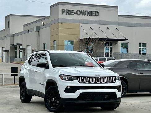 Used 2024 Jeep Compass Latitude image 2