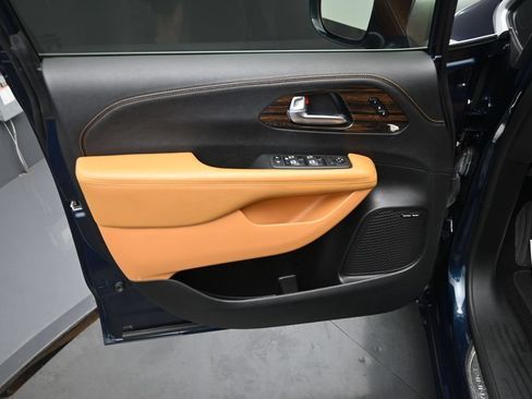 Used 2022 Chrysler Pacifica Pinnacle FWD image 20