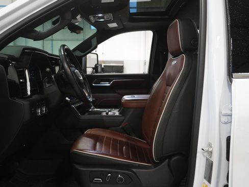 Used 2024 GMC Sierra 2500 Denali Ultimate w/ Max Trailering Package image 2