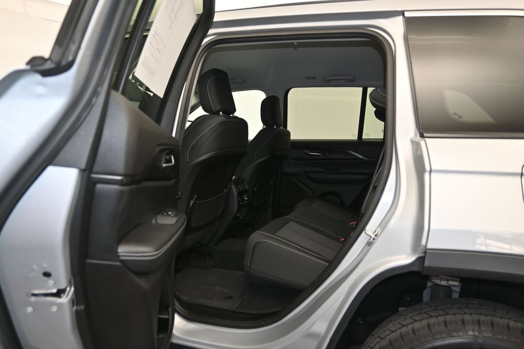 Used 2023 Jeep Grand Cherokee Laredo w/ Luxury Tech Group I AWD/4WD image 22