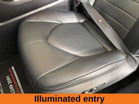 Used 2025 Toyota Highlander XLE AWD/4WD image 16