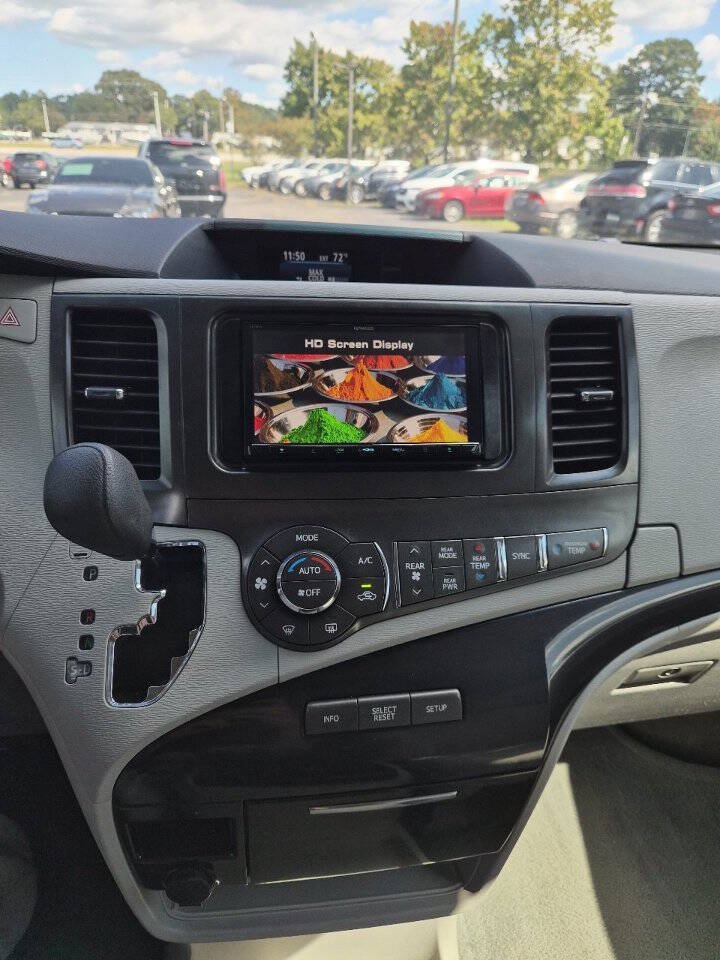 Used 2014 Toyota Sienna LE FWD image 17