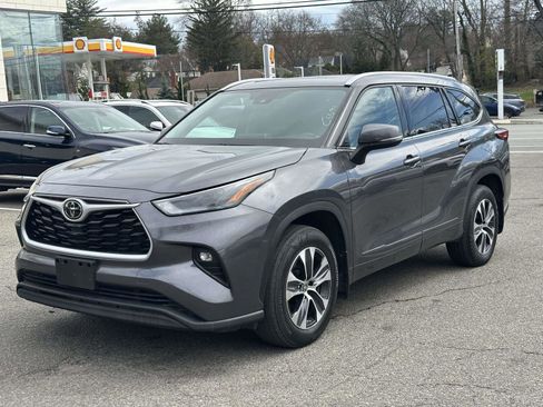 Used 2022 Toyota Highlander XLE image 7