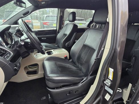 Used 2017 Dodge Grand Caravan SXT image 6