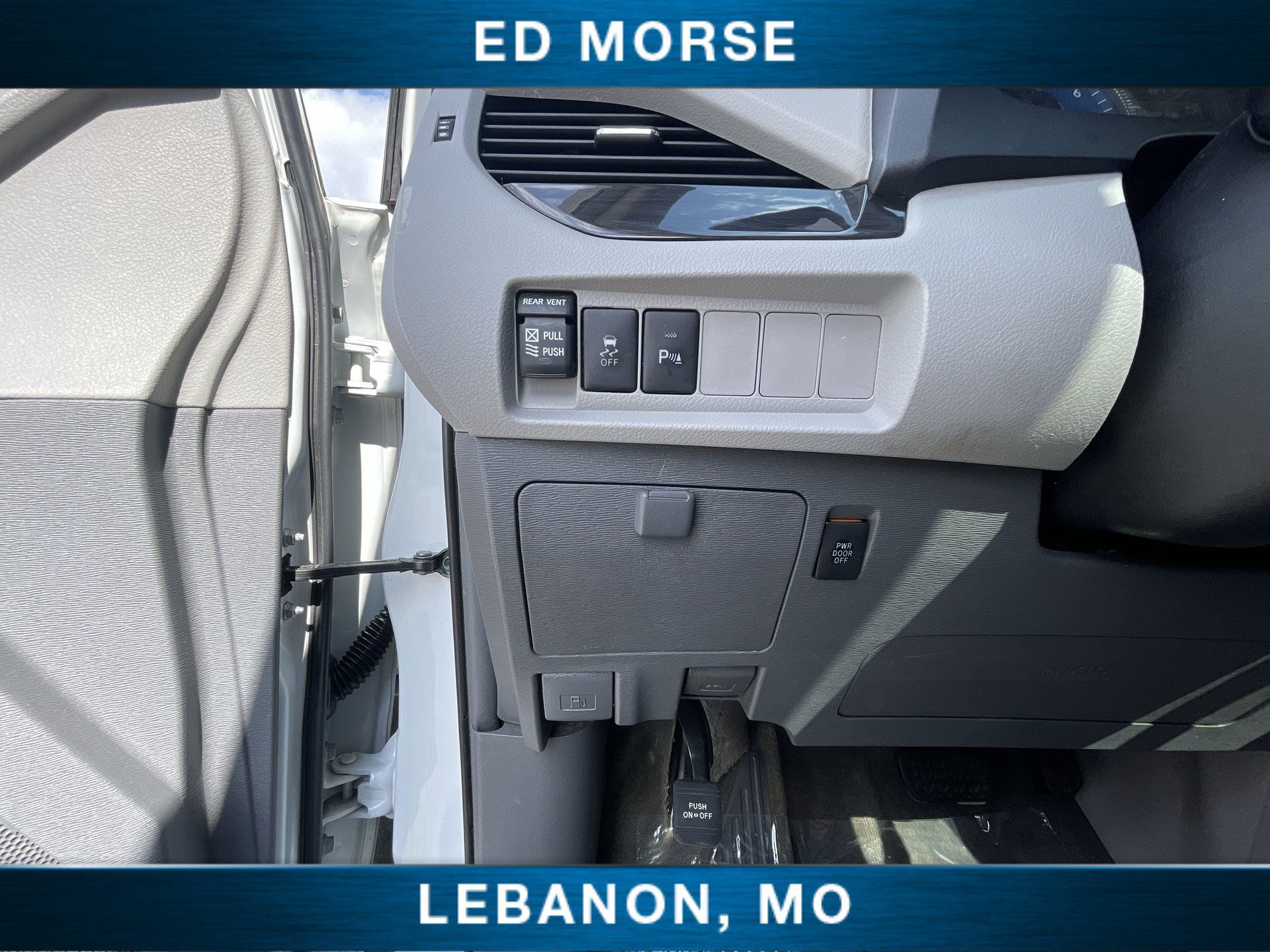 Used 2018 Toyota Sienna XLE w/ XLE Navigation Package FWD image 17