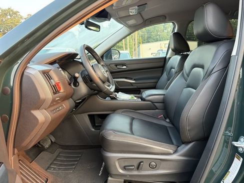 Used 2025 Nissan Pathfinder SL FWD image 11