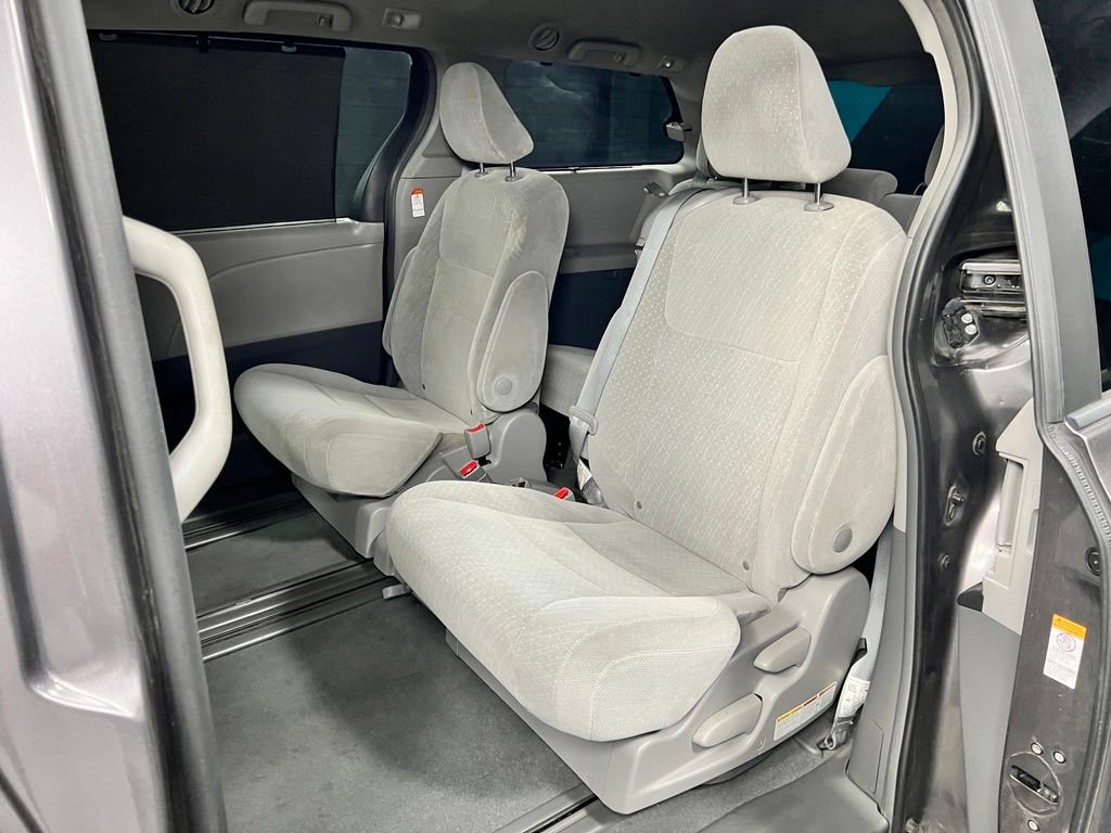 Used 2019 Toyota Sienna LE FWD image 14