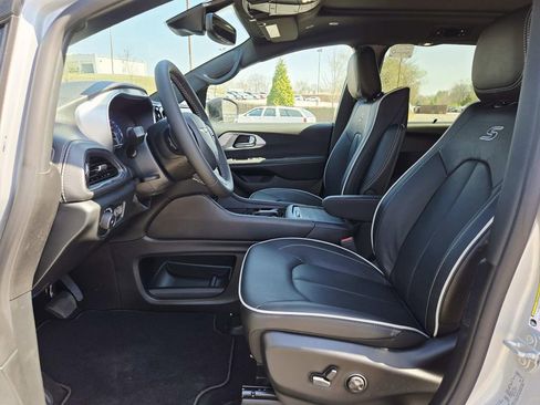 New 2026 Chrysler Pacifica Limited w/ Uconnect Theater Family Group image 12