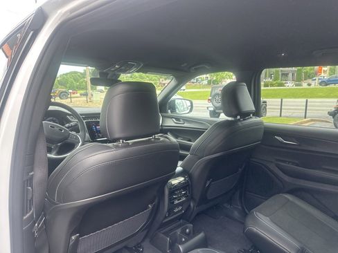 New 2025 Jeep Grand Cherokee L Laredo image 20