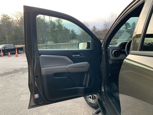 Used 2024 Chevrolet Colorado ZR2 w/ ZR2 Convenience Package III image 16