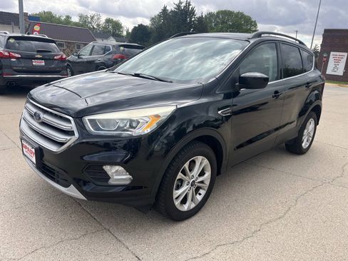 Used 2017 Ford Escape SE w/ Equipment Group 201A AWD/4WD image 3