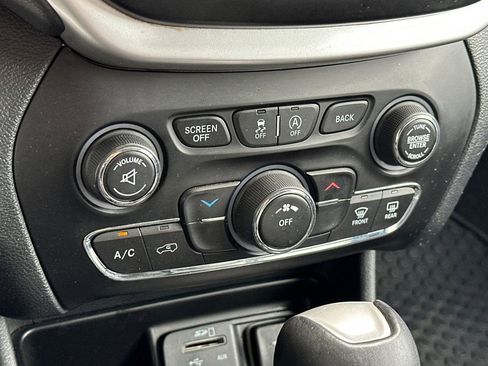Used 2015 Jeep Cherokee Trailhawk AWD/4WD image 22