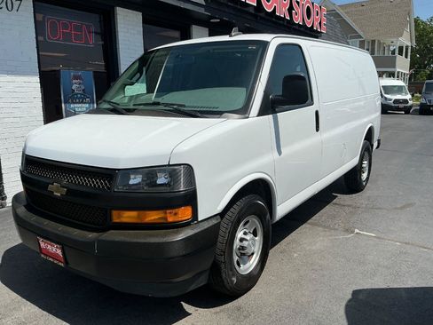 Used 2018 Chevrolet Express 2500 RWD image 2