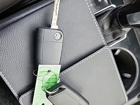 Used 2022 Volvo XC40 T5 Momentum image 15