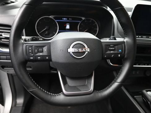 Used 2025 Nissan Rogue SV FWD image 17