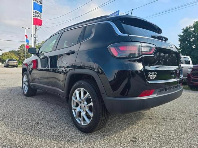 Used 2024 Jeep Compass Latitude w/ Sun and Sound Group AWD/4WD image 5