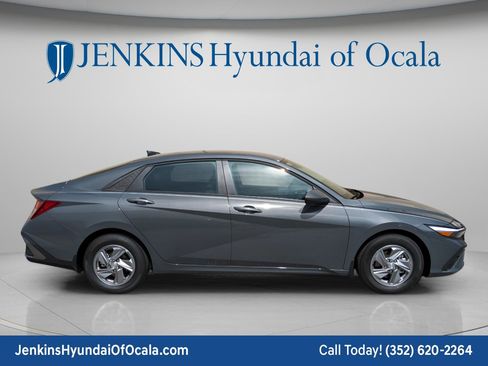 New 2026 Hyundai Elantra SE FWD image 2