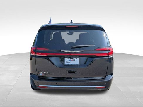 Used 2024 Chrysler Pacifica Touring-L FWD image 5