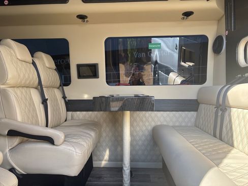 Used 2024 Mercedes-Benz Sprinter 3500 image 38