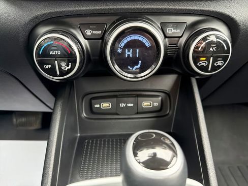 Certified 2022 Hyundai Venue SEL image 26