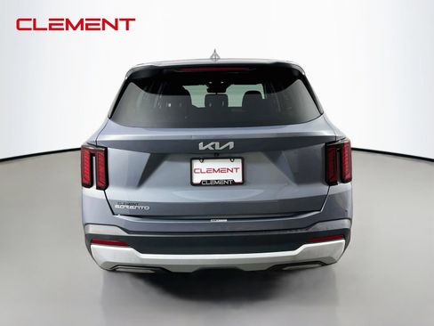 Used 2024 Kia Sorento LX FWD image 7