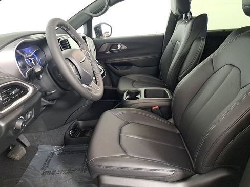 New 2026 Chrysler Pacifica Select image 11