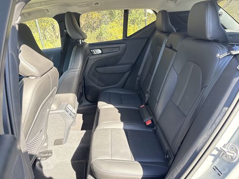 Used 2025 Volvo XC40 B5 Core image 11