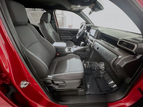 Used 2025 Toyota Tacoma SR5 image 31