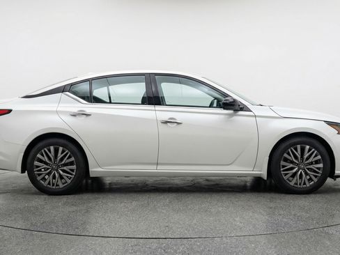 Used 2025 Nissan Altima 2.5 SV image 11