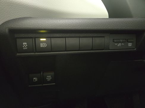 Used 2025 Toyota Sienna LE w/ LE Plus Package FWD image 26