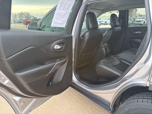 Used 2019 Jeep Cherokee Latitude Plus w/ Cold Weather Group image 37